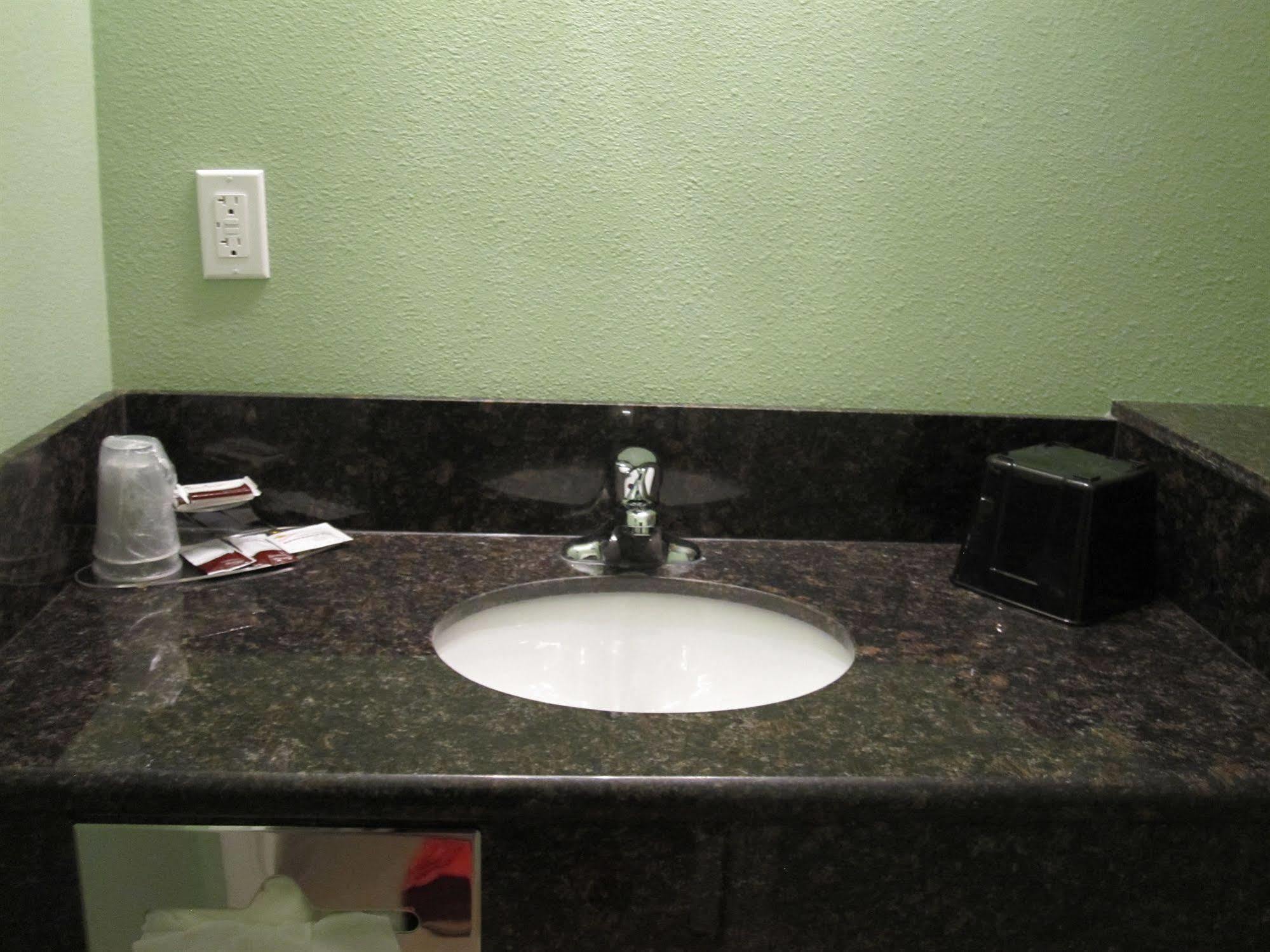 Hotel Rancho California 2*