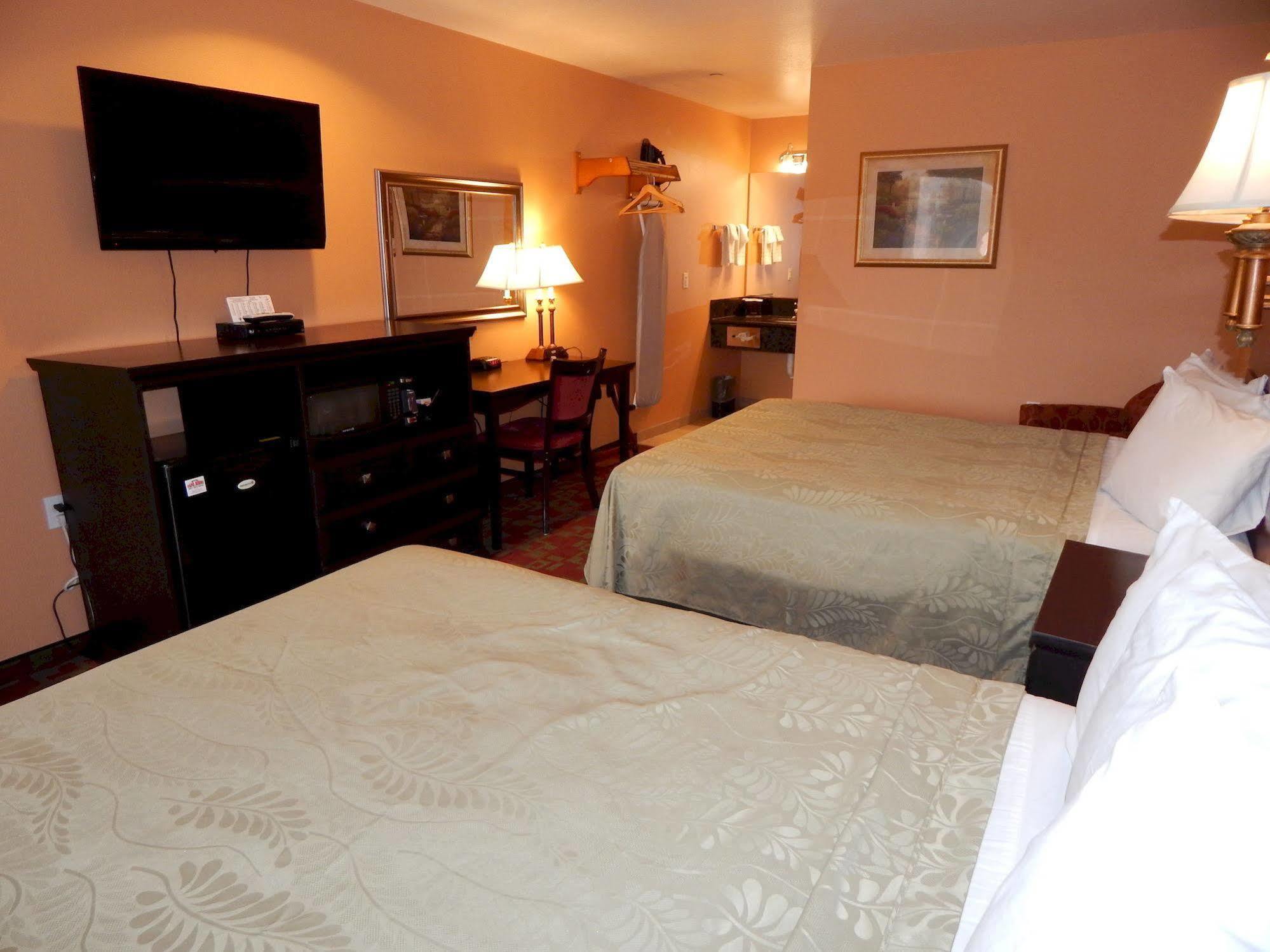 Hotel Rancho California 2*